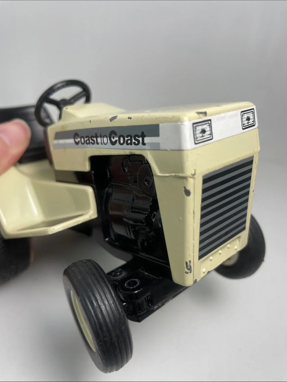 ERTL COAST TO COAST LAWN & GARDEN TRACTOR  1:12 MODEL TOY 1988